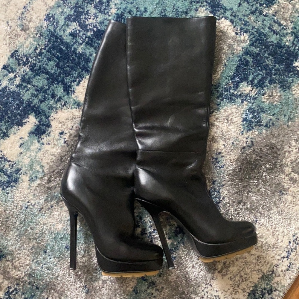 Yves saint Laurent boots in amazing like new condition all leather.